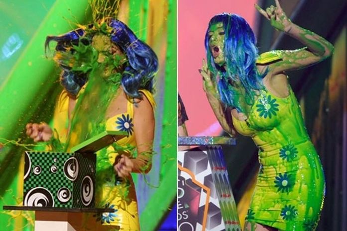Katy Perry leva jato de tinta na cara em premiação