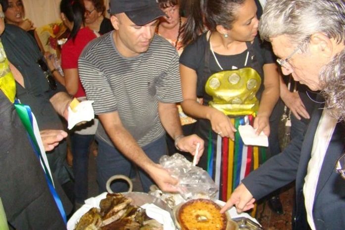 Governador se rende à culinária de Limoeiro de Anadia