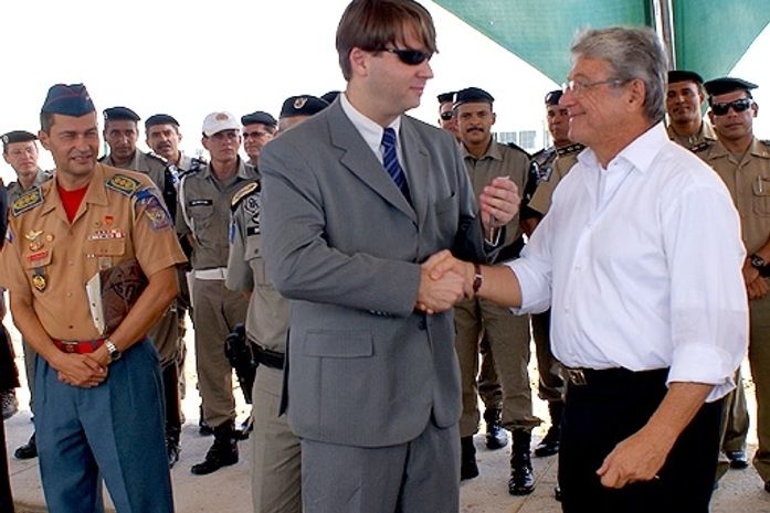 Governador Teotonio Vilela Filho entrega chave de viatura a Marcílio Barenco 