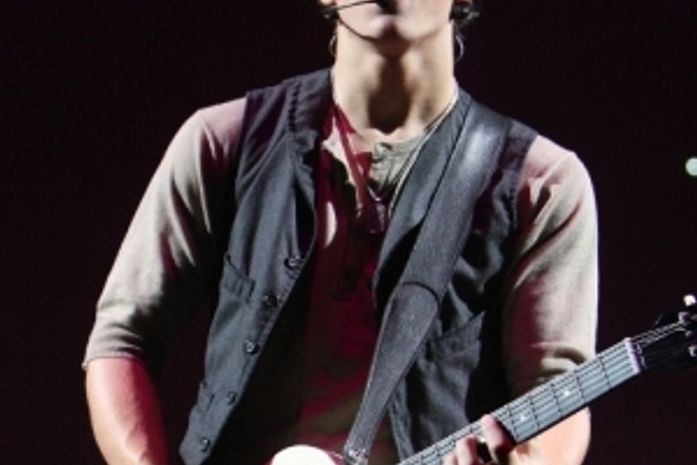 VÍDEO:Nick Jonas surpreende com excelentes arranjos instrumentais