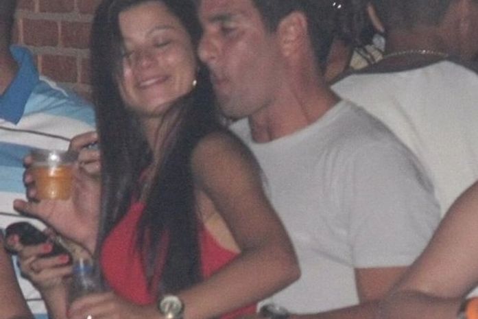 Casado: Edmundo é flagrado com outra mulher no Olimpo