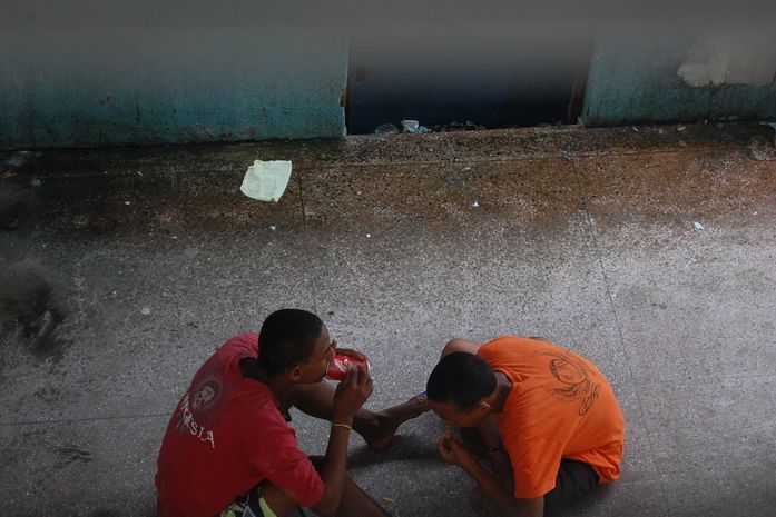 Jovens consumindo drogas em plena luz do dia.