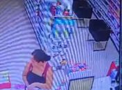 Mulher é flagrada furtando carteira em farmácia na Praça do Centenário; veja o vídeo 