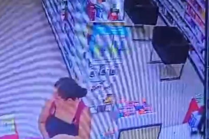 Mulher é flagrada furtando carteira em farmácia na Praça do Centenário; veja o vídeo