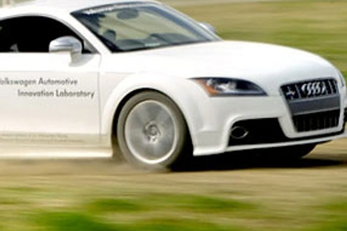 Carro da Audi vai subir montanha sem motorista