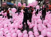 Cem mil balões rosas marcam 1º de abril na Turquia
