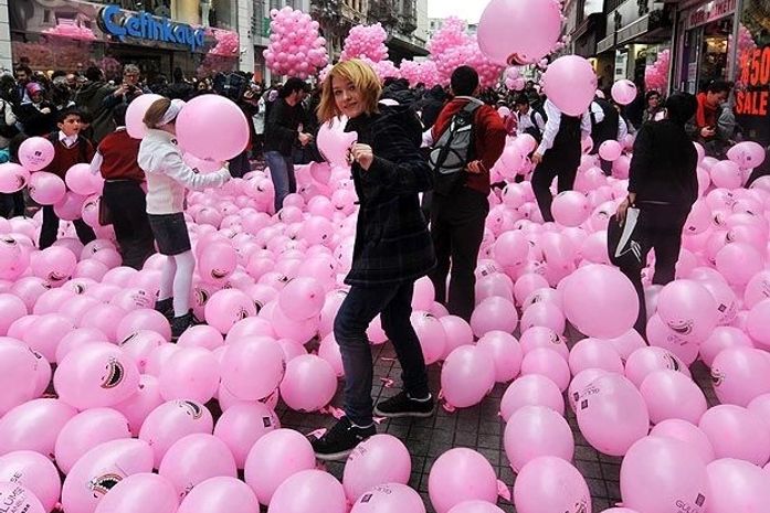 Cem mil balões rosas marcam 1º de abril na Turquia