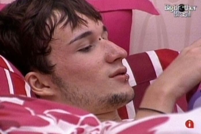 Ex-BBB Serginho nega que tenha ficado com Diego Hypolito na Balada