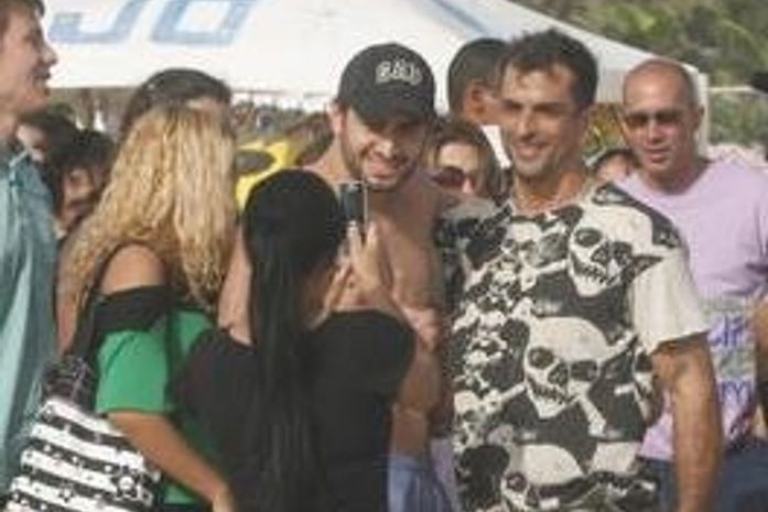Dourado é cercado por fãs em gravação na Barra da Tijuca