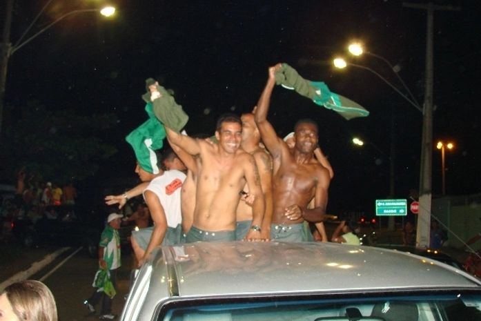 Jogadores comemoram nas ruas da cidade