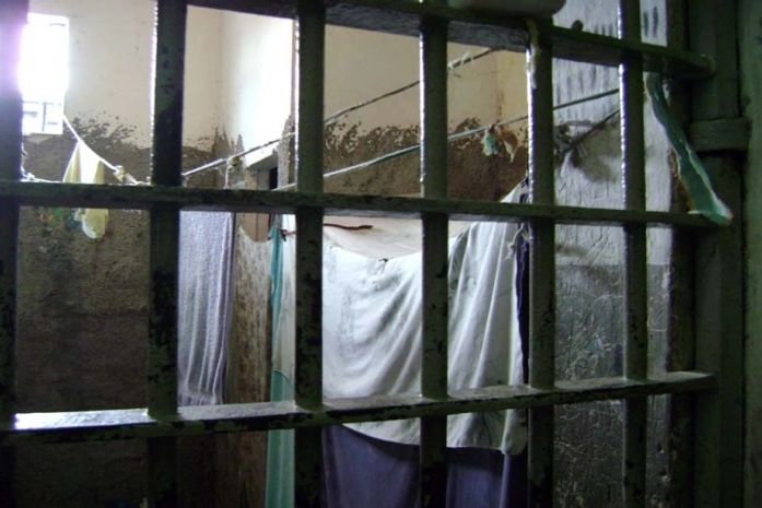 Confusão em delegacia após agente impedir visita de namorada de preso