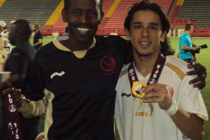 Time do alagoano Netinho recebe premiação pelo acesso à 1ª Divisão do futebol Qatari.‏