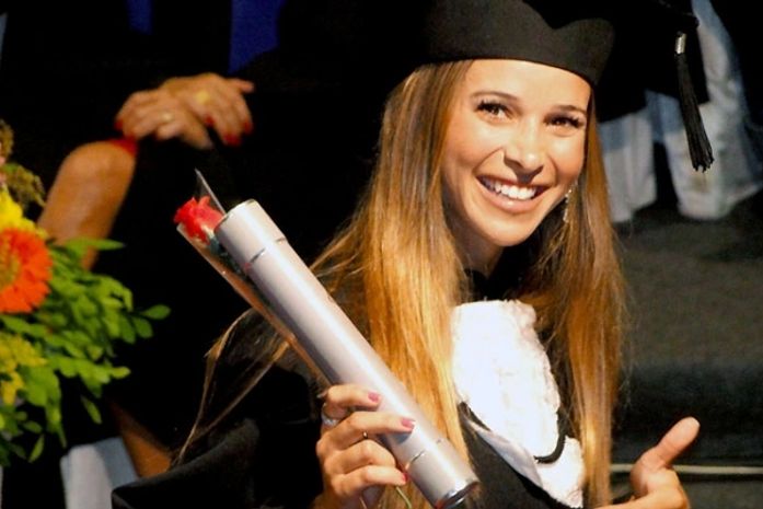 Dani Bananinha se forma em moda e planeja grife de biquínis