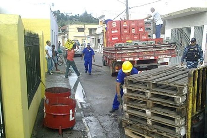 Carga ficou espalhada por toda rua