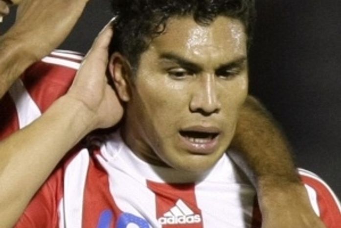 Técnico paraguaio contraria médicos e não descarta Cabañas na Copa