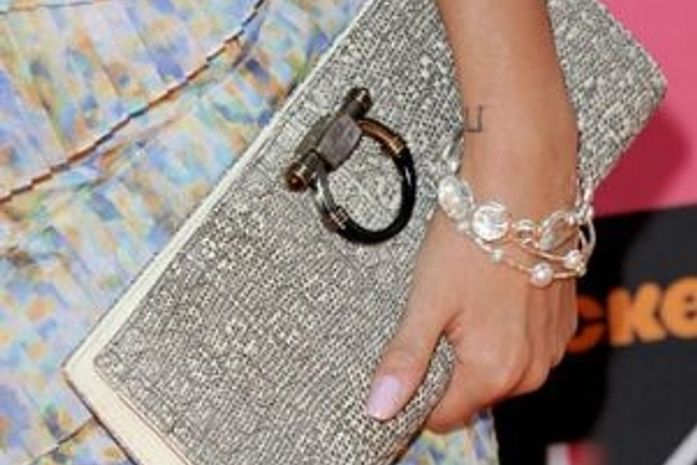 Para carregar: Aposte nas bolsas tipo carteira durinhas e com brilho