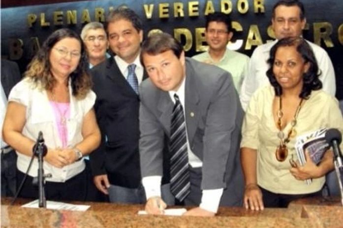 Dudu Hollanda assinando a Lei