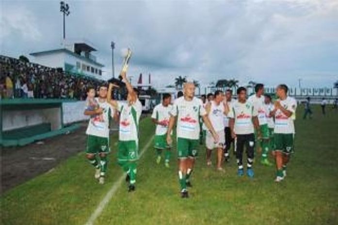 Murici recebe o troféu de campeão do turnão