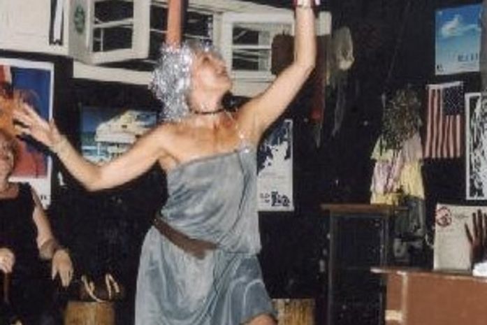 Mãe de Dourado quer posar nua na jaula de um gorila