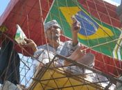 Catador faz protesto na Linha Vermelha dentro de gaiola suspensa