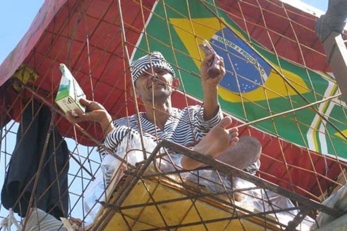 Catador faz protesto na Linha Vermelha dentro de gaiola suspensa