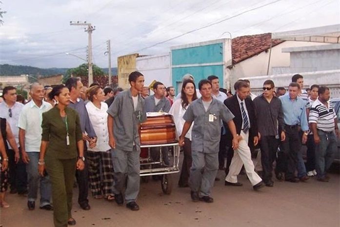 Comoção marca sepultamento de Geraldo Sampaio