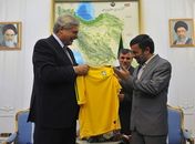 Miguel Jorge presenteia Ahmadinejad com camisa da seleção brasileira de futebol