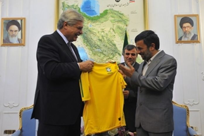 Miguel Jorge presenteia Ahmadinejad com camisa da seleção brasileira de futebol