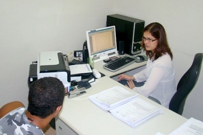 Jabson José da Silva sendo interrogado pela delegada Rebecca de Paula Cordeiro