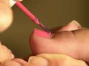 Especialistas dão dicas para manter unhas pintadas