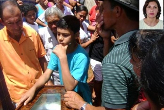 Em clima de revolta, consultora de vendas assassinada é sepultada em Major Izidoro