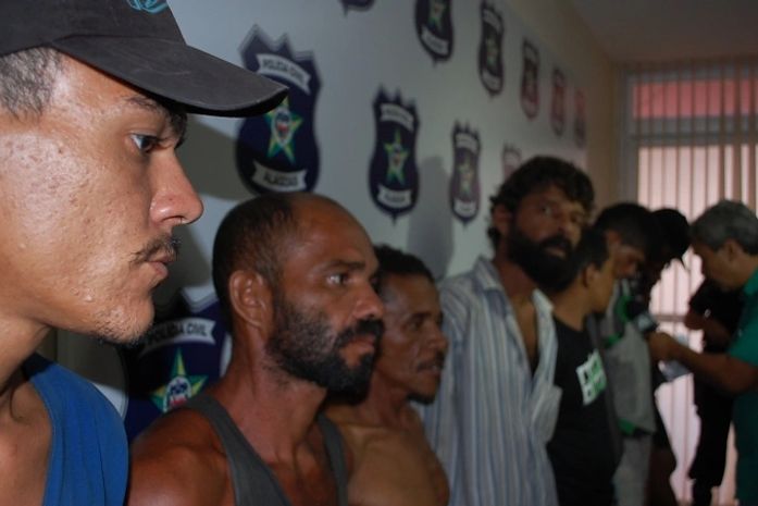 VÍDEO:Polícia apresenta integrantes de quadrilha que assaltou pousada em Porto de Pedras