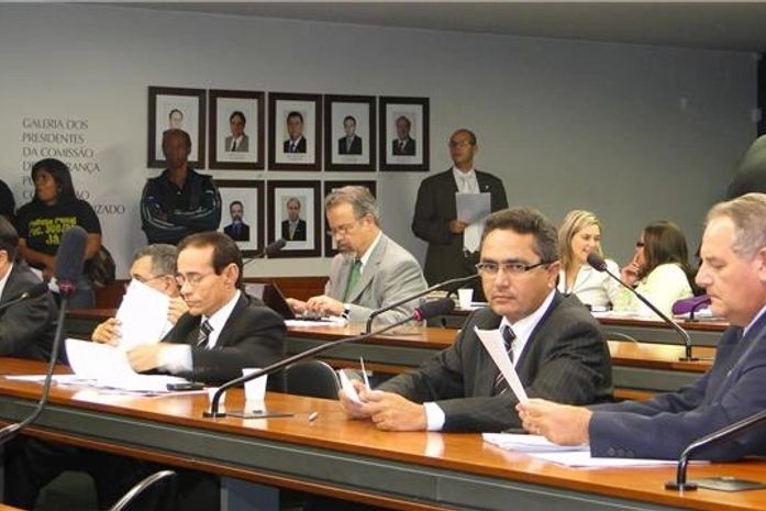 Comissão da Câmara aprova uso de arma para agentes penitenciários e portuários