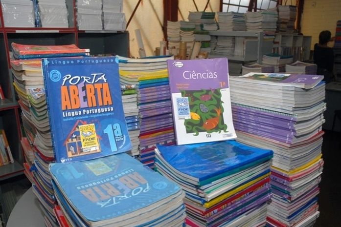 Municípios que não assinarem termo de adesão com MEC ficam sem livro didático em 2011