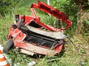 Veículo ficou destruído após capotamento