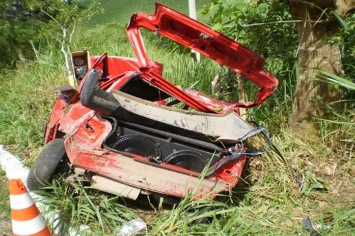 Veículo ficou destruído após capotamento