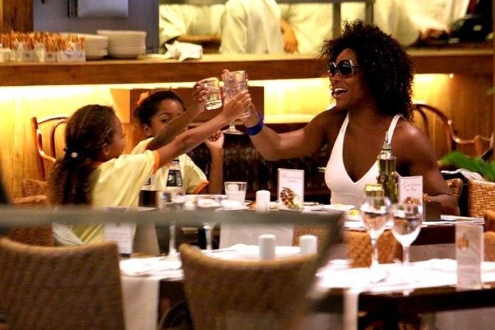 Após separação, Adriana Bombom passeia com as filhas e muda o visual