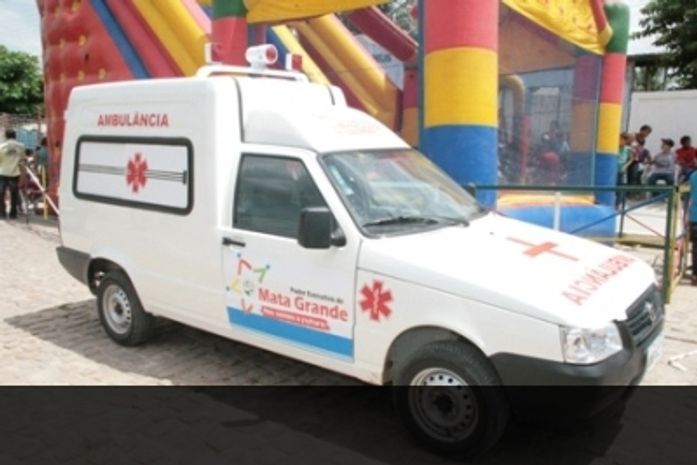 Prefeitura de Mata Grande inaugura obras e entrega ambulância em povoado