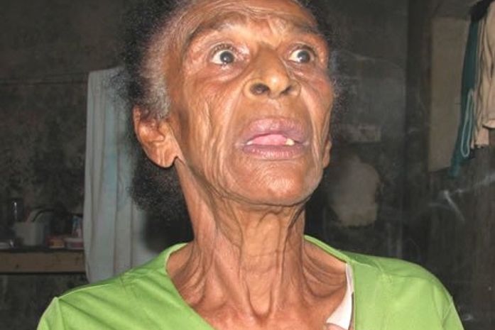 48 horas depois de liberada da prisão Vovó da Faca volta a brigar