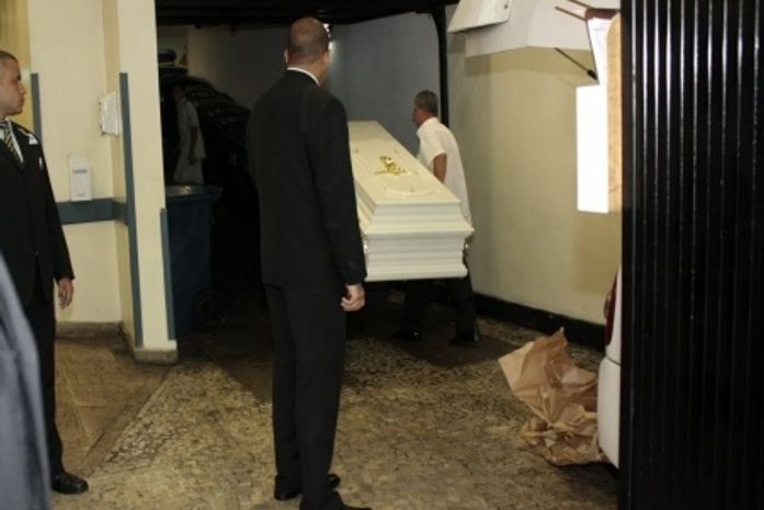 Caixão de Lady Laura chega ao hospital Copa D´Or, no Rio de Janeiro.