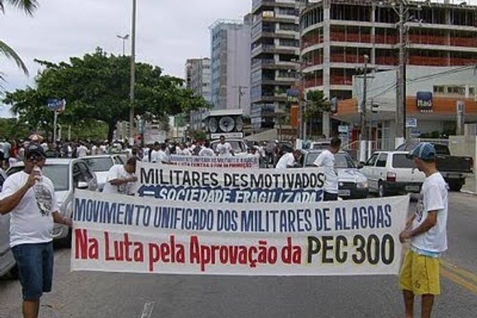 Militares realizam caminhada em Maceió em favor da PEC 300