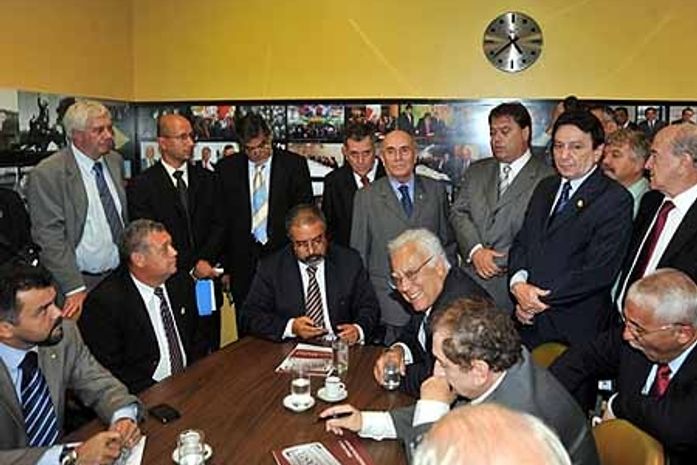 Câmara tenta votar reajuste dos aposentados em semana de dois dias