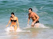 Henri Castelli e Fernanda Vasconcellos trocam carinhos em praia do Rio