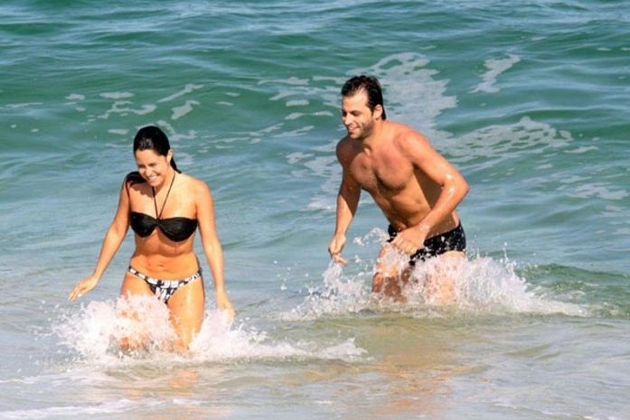 Henri Castelli e Fernanda Vasconcellos trocam carinhos em praia do Rio