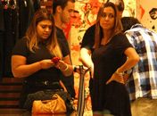 Unha e carne: Preta Gil e Lia fazem compras no Rio