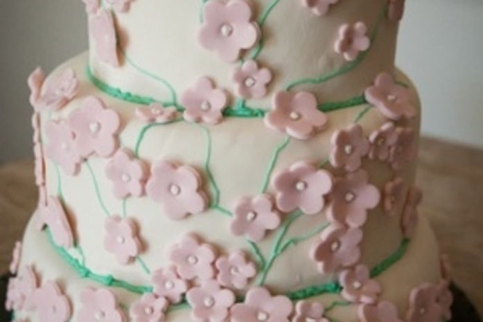Aprenda a fazer bolo de casamento com pasta americana