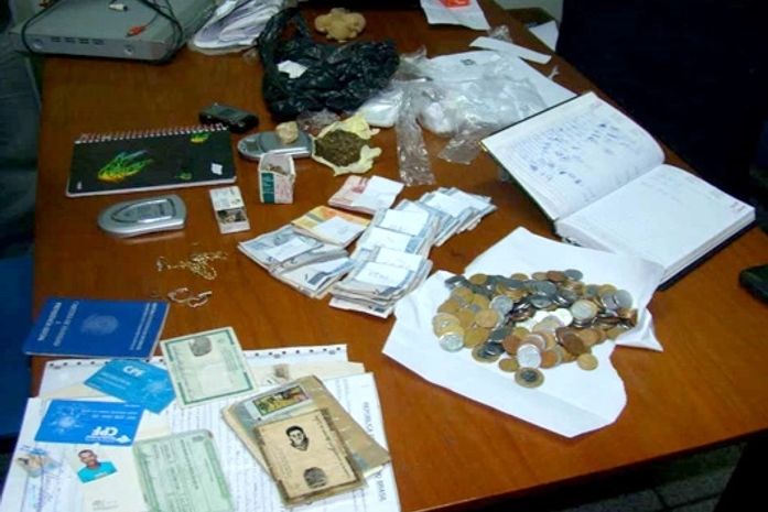Operação estoura Boca de Fumo. Mulher é presa e acusado de homicídio escapa