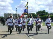 PM homenageia Dia de Tiradentes com desfile militar
