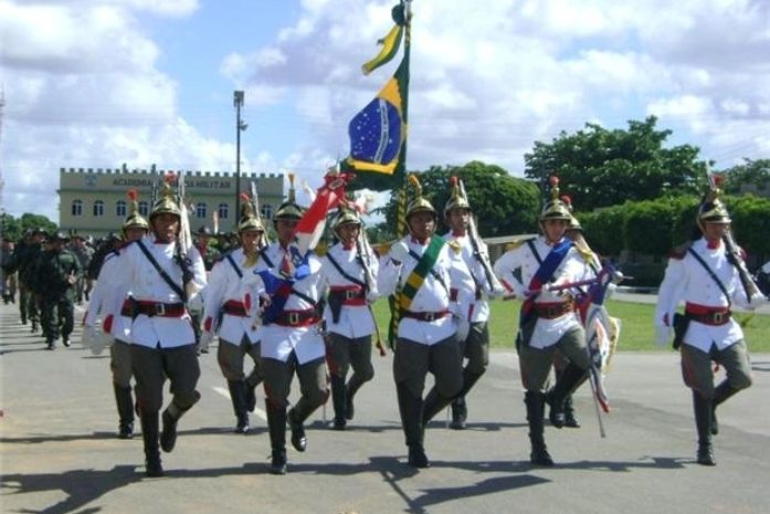 PM homenageia Dia de Tiradentes com desfile militar
