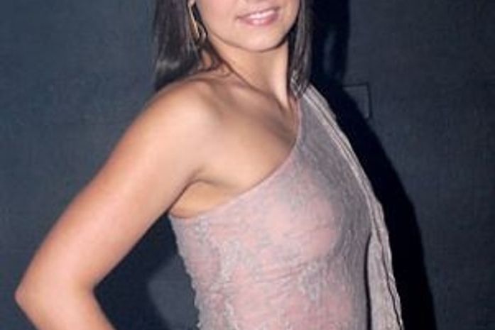 Ex-BBB Angélica faz ensaio para revista GLS em plena avenida Paulista